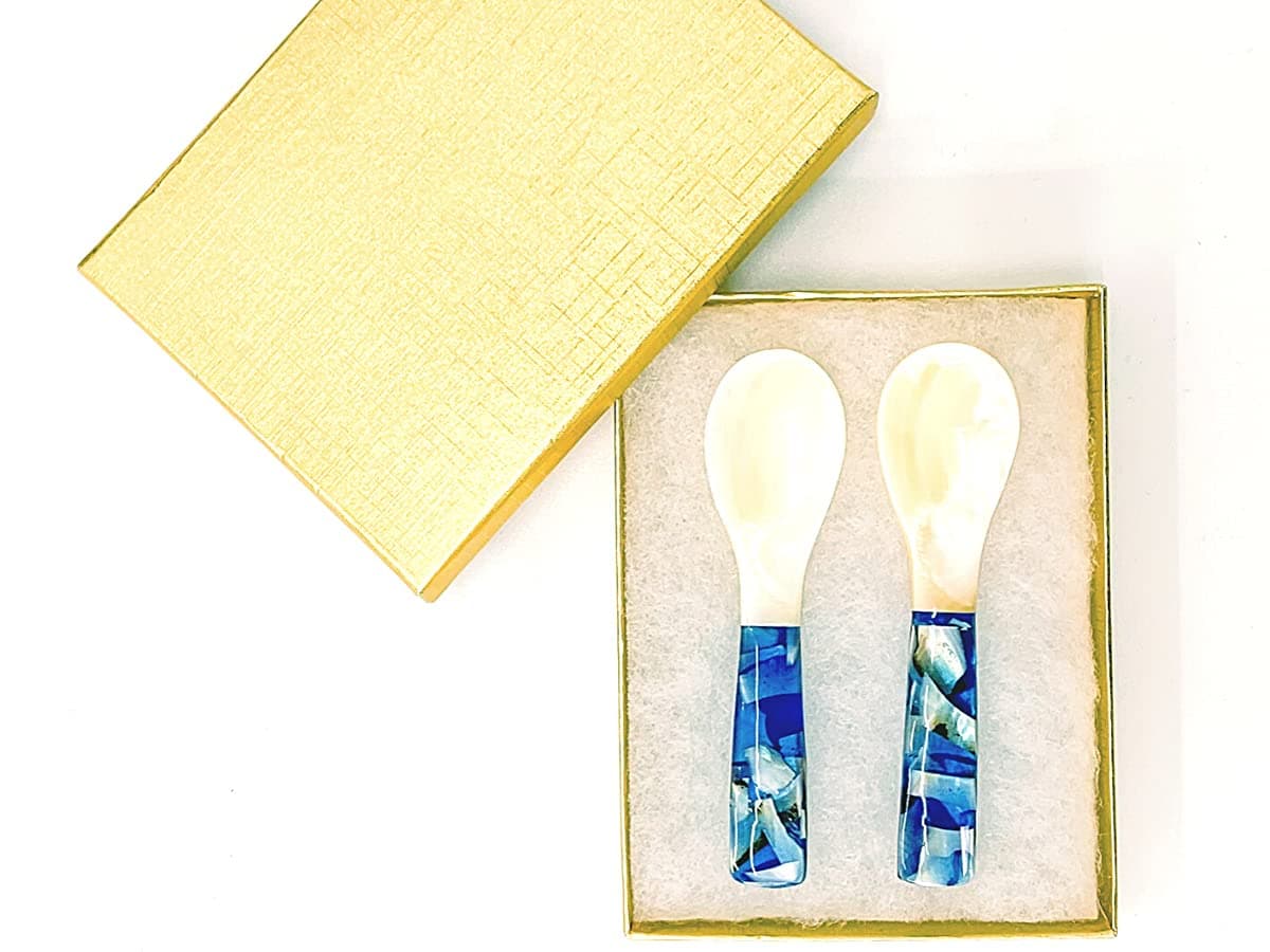 2 x Mother of Pearl caviar Spoons,(10 cm) w. Blue Handel.in Gold cardboard gift-box.