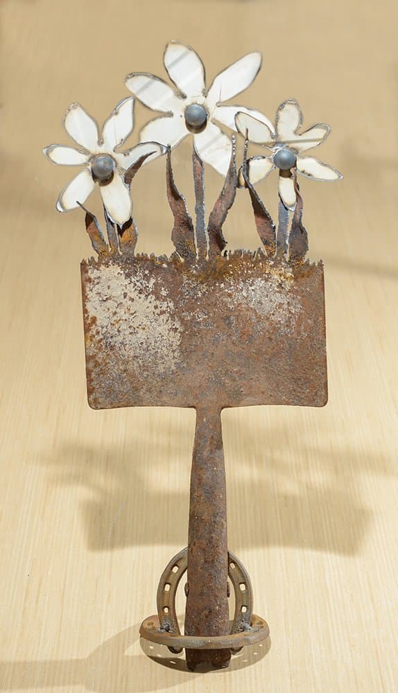 Metal Art Shovel with White Garden Flowers design - Hand (plasma) Cut | Wall Decor | Garden Art | Garden Decor | Vintage Art - Made To Order