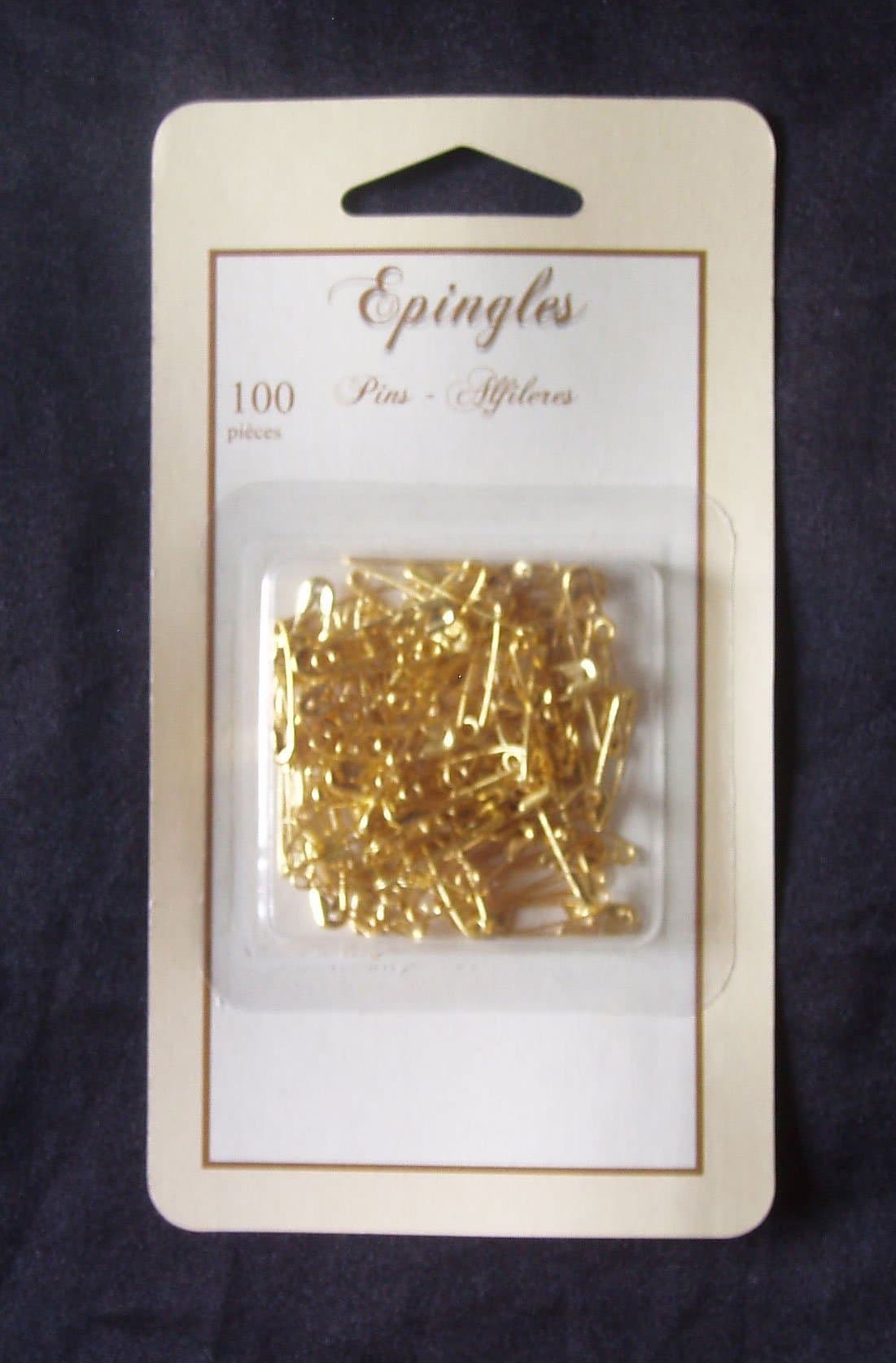 Small gold coloured safety pins, approx 18mm. Sowing, button holes, weddings etc. Small parts not suitable for under 36 months. (100)