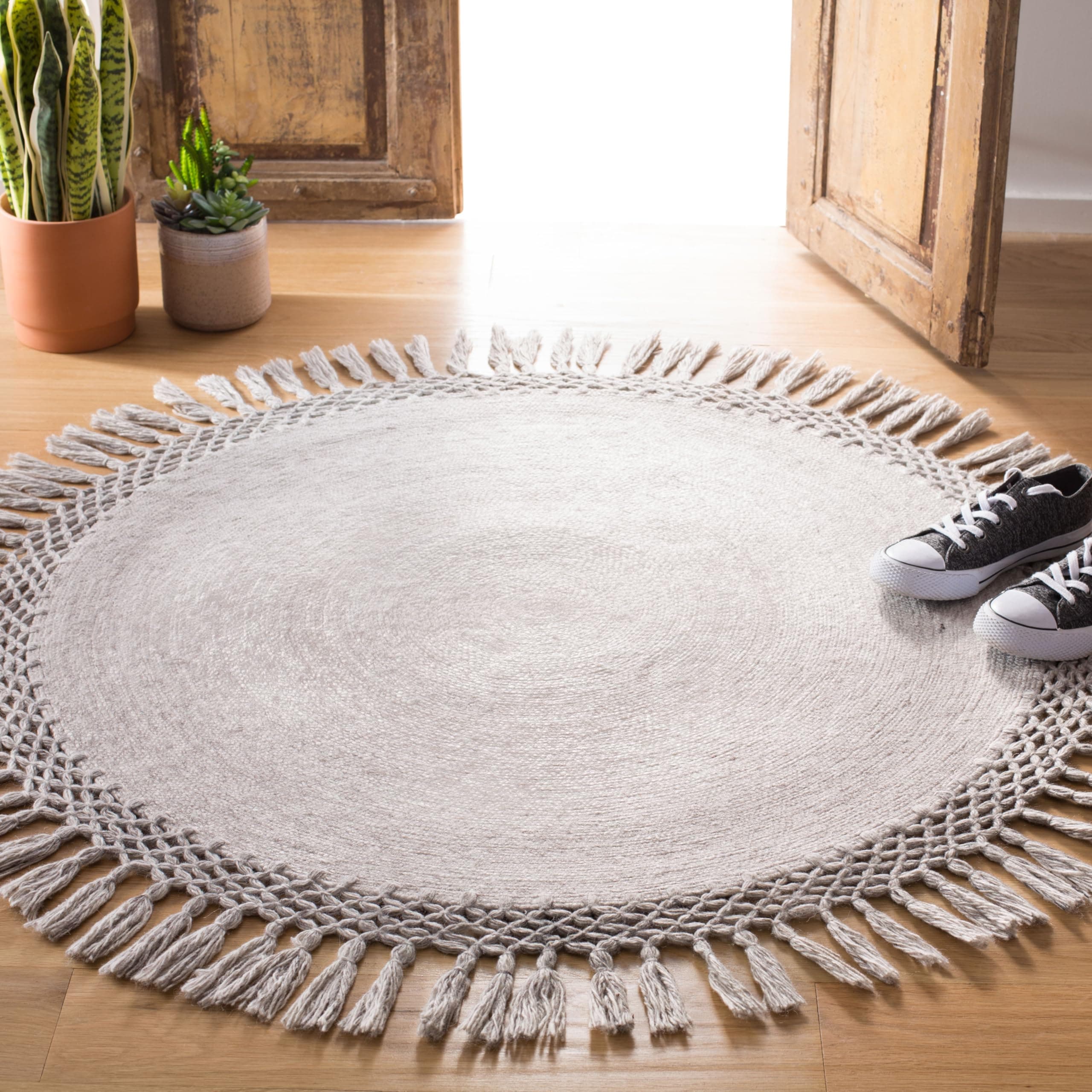 SAFAVIEH Sahara Collection 5' Round Beige SAH490A Handmade Boho Tassel Area Rug