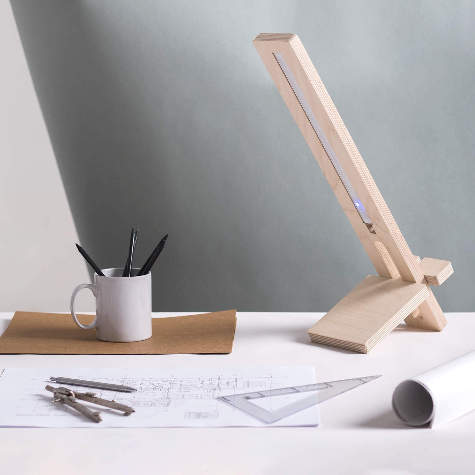Table top lamp made of wood, inclination and intensity of adjustable light. Energy-saving LEDs