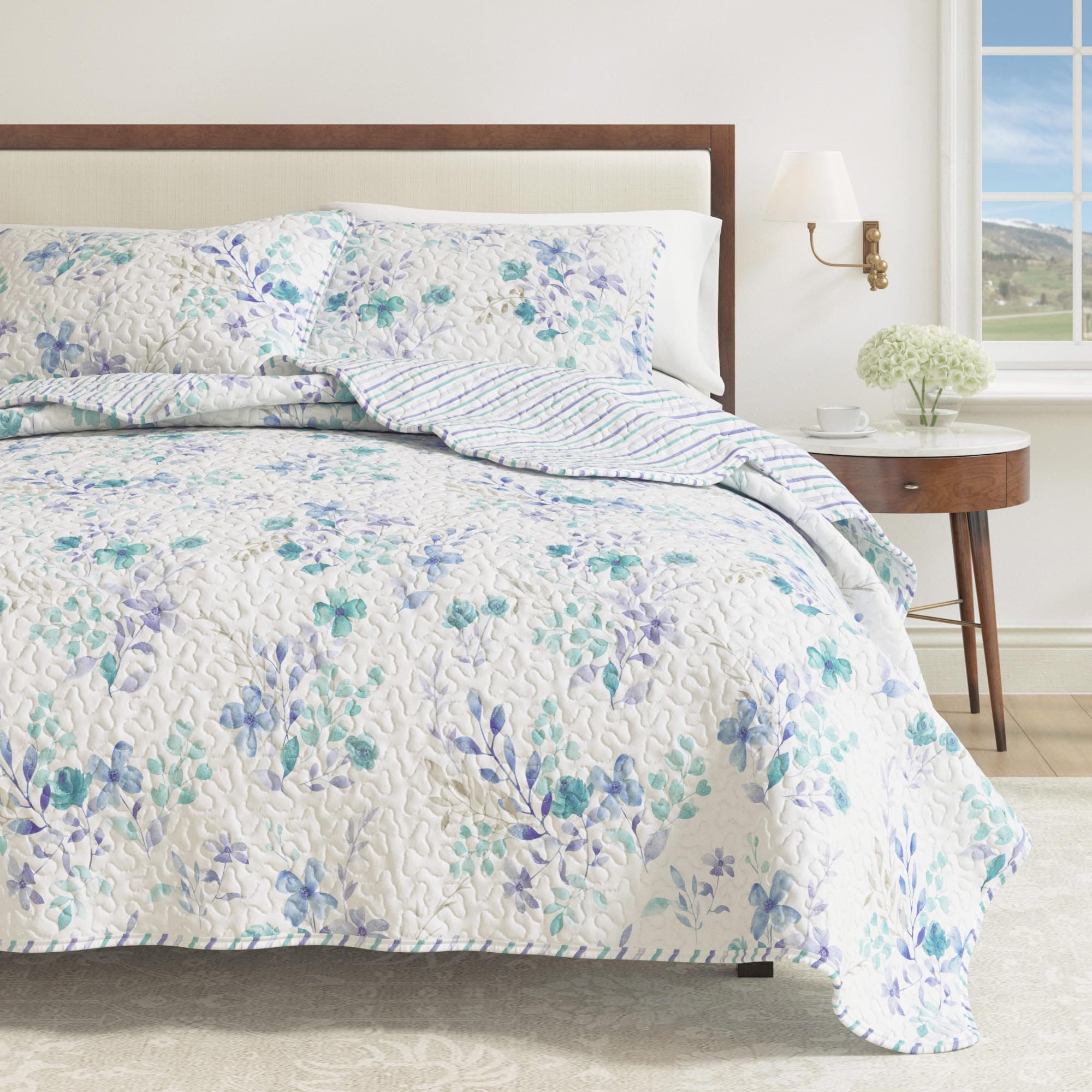 Great Bay Home Floral Quilt Set - 2-Piece Twin/Twin XL Size Spring Bedding Set - Lightweight, All-Season, Reversible Bedspread (Bouquet)